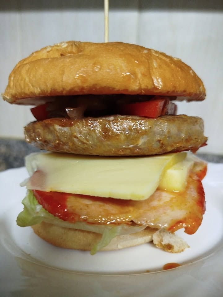Hamburguesa casera con doble carne y queso fundido