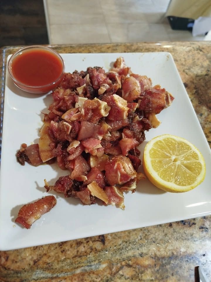 Ración de oreja a la plancha con limón y salsa