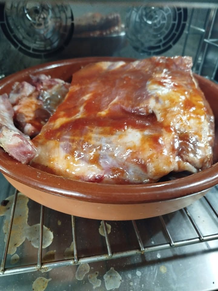 Costillas en cazuela de barro dentro del horno